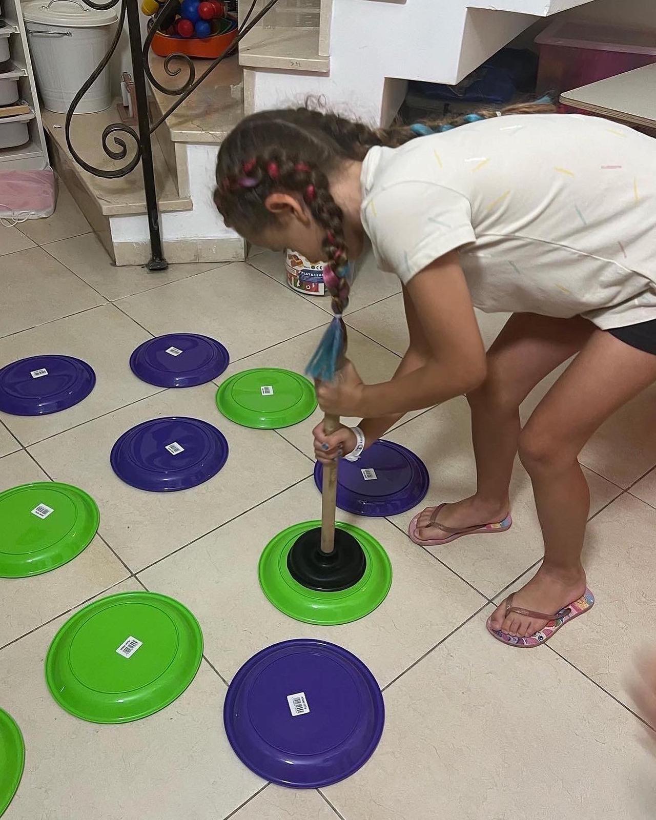 משחק תנועה עם צלחות